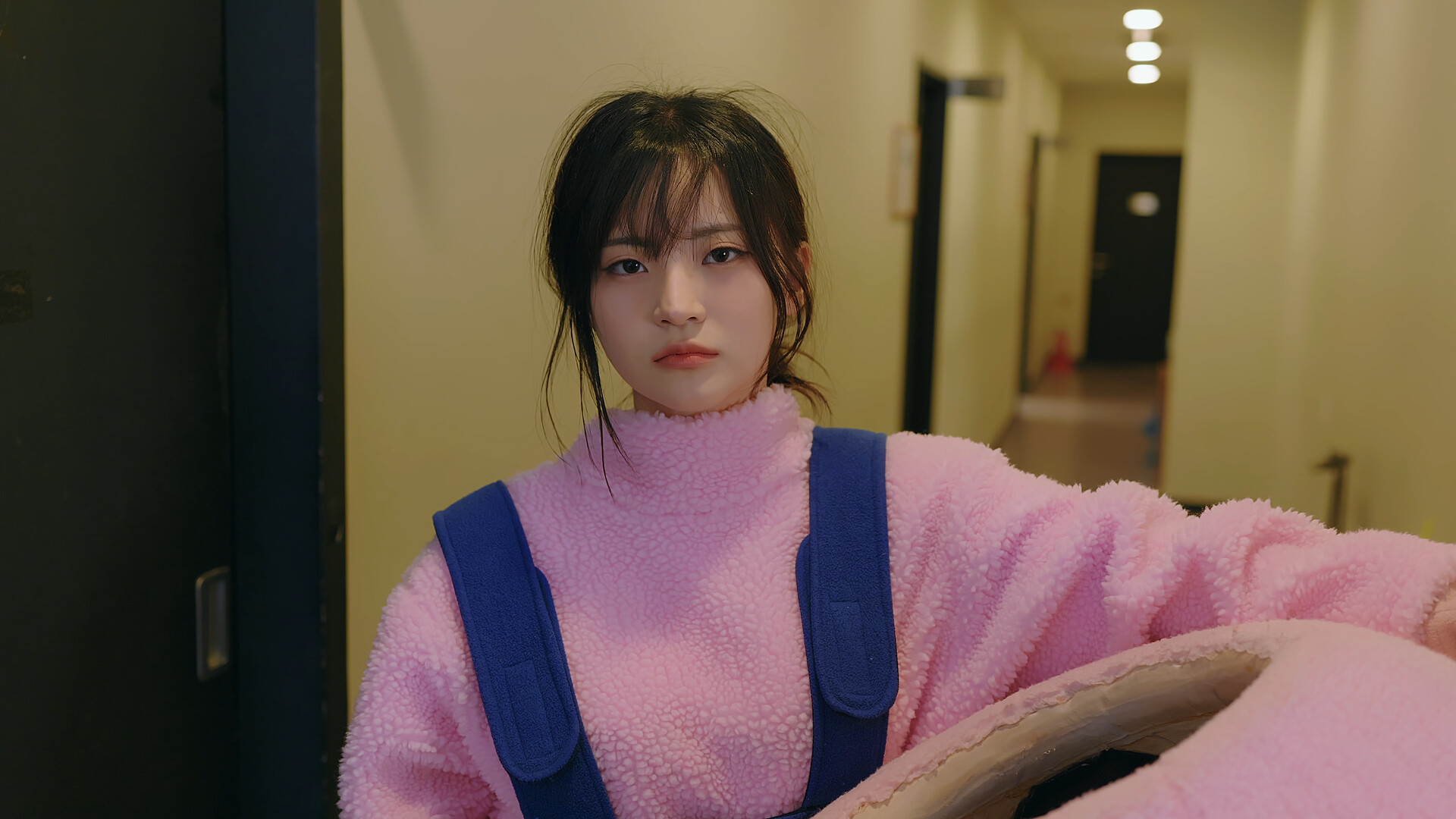 阿西, 美女室友竟然…？
