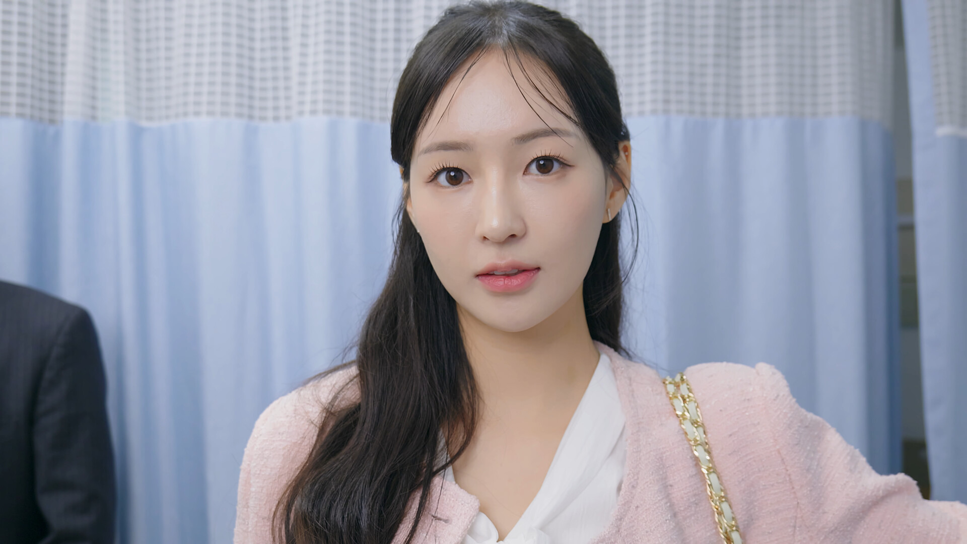 阿西, 美女室友竟然…？
